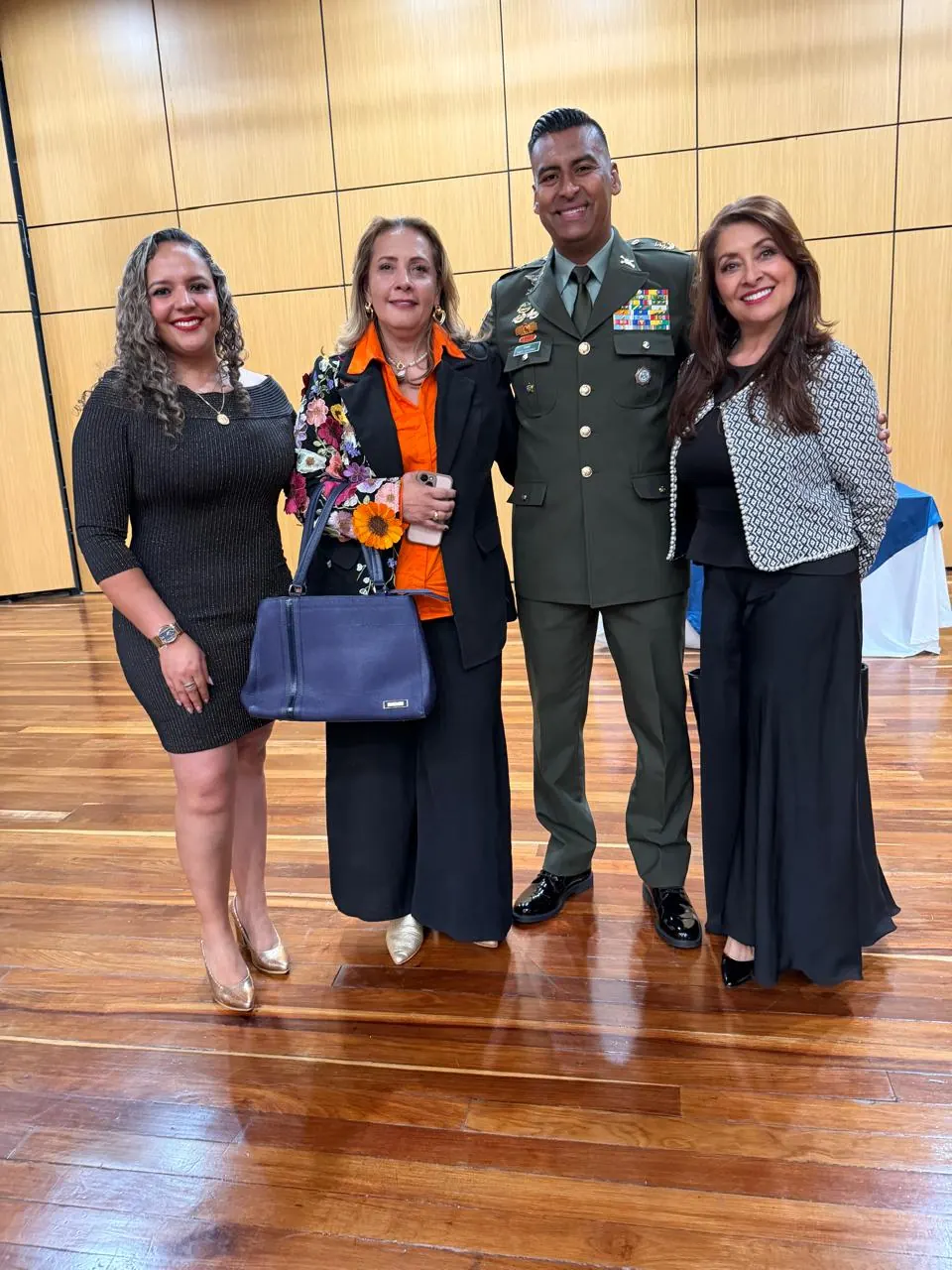 Mujeres de la fundación en un encuentro institucional.