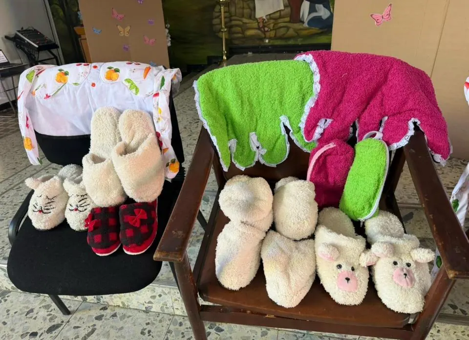 Pantuflas y prendas elaboradas en los talleres productivos.