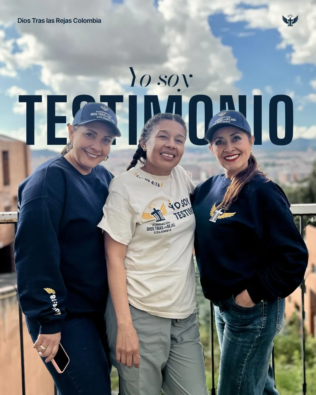 Mujeres de la fundación con prendas de la campaña “Yo soy testimonio”.